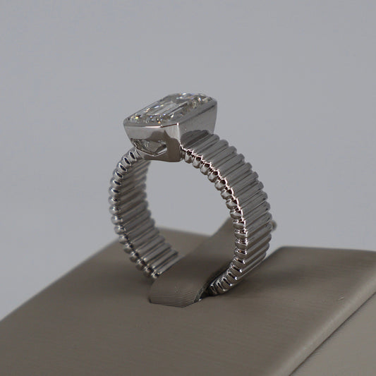 LAB GROWN 14KW EMERALD CUT 3.08 DIAMOND / EVS1 PLEATED BEZEL SET CIVEND RING LABDRCD814