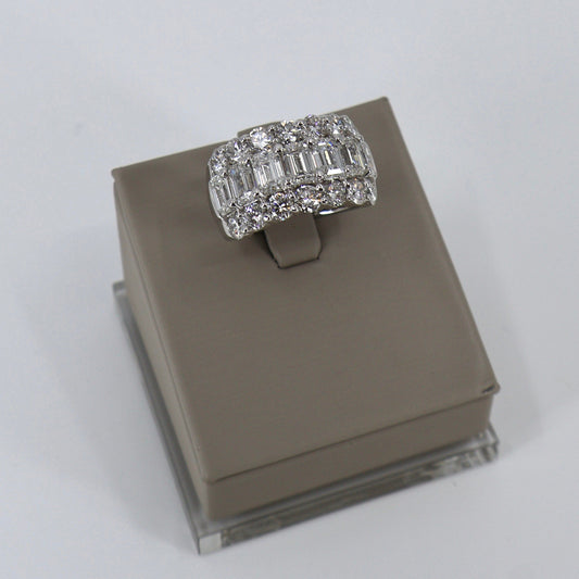 LAB GROWN 14KW 6.08CTW TRIPLE ROW DIAMOND BAND WITH 7 EMERALD CUT 3.74CTW AND 14 ROUND BRILLIANT 2.34CTW LABDRCD877