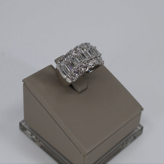 LAB GROWN 14KW 6.08CTW TRIPLE ROW DIAMOND BAND WITH 7 EMERALD CUT 3.74CTW AND 14 ROUND BRILLIANT 2.34CTW LABDRCD877