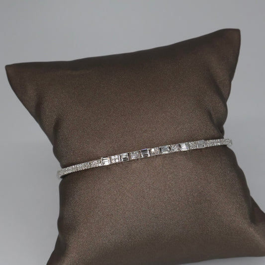 18KW .45CTW 108 ROUND DIAMONDS / .29CTW 12 BAGUETTE DIAMOND BANGLE DB9423