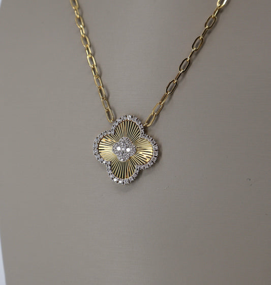 18KY .96CTW 61 ROUND DIAMOND ETCHED CLOVER PENDANT/ PAPERCLIP CHAIN DPCD10904