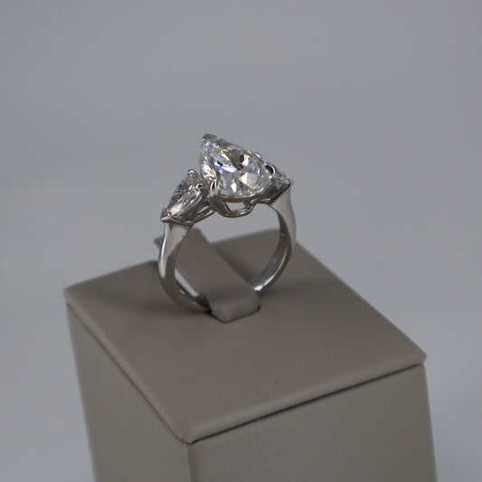 LAB GROWN 14KW 4.04CT PEAR SHAPE DIAMOND E/VS1 WITH 2 PEAR SHAPE DIAMONDS .98CTW ON THE SIDE LABDRCD815