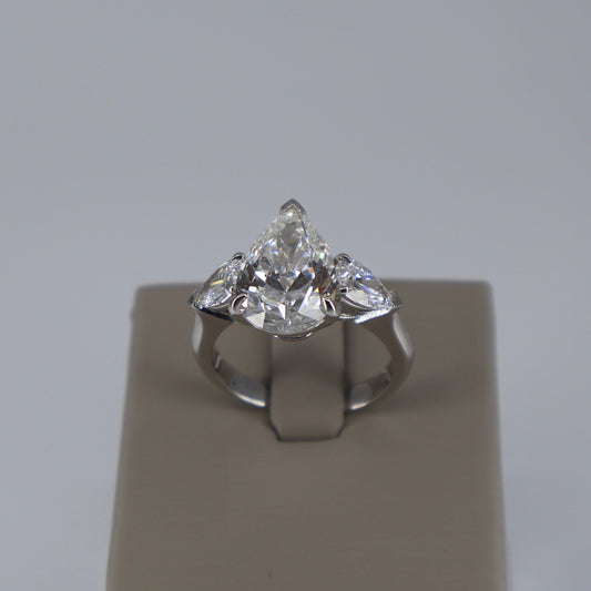 LAB GROWN 14KW 4.04CT PEAR SHAPE DIAMOND E/VS1 WITH 2 PEAR SHAPE DIAMONDS .98CTW ON THE SIDE LABDRCD815
