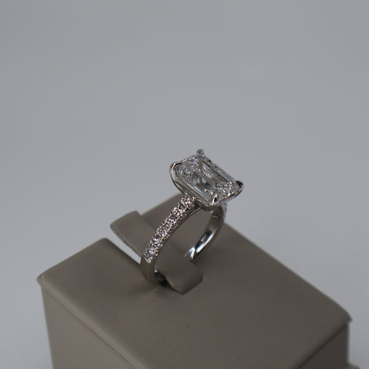 LAB GROWN 14 KW 4.02CT EMERALD CUT E/VS1 WITH 12 ROUND DIAMONDS .45CTW ON SIDES LABDRCD817