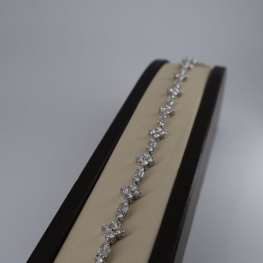 18KW 3.01 CTW 84 ROUND DIAMOND / .35CTW 26 BAGGUETTE DIAMOND CLOVER BRACELET  DB9425