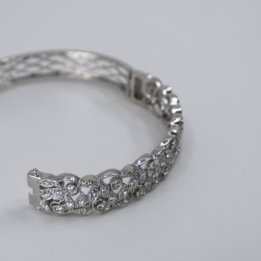 18KW 2.21CTW 58 ROUND DIAMOND LEAF MOTIF DESIGN MILGRAIN BANGLE DB9491