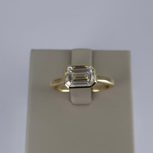 LAB GROWN 14KY 2.03CT F/VS1 EMERALD CUT DIAMOND (IGI CERTIFIED) BEZEL SET RING LABDRCD830