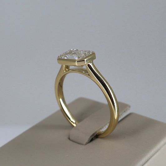 LAB GROWN 14KY 2.03CT F/VS1 EMERALD CUT DIAMOND (IGI CERTIFIED) BEZEL SET RING LABDRCD830