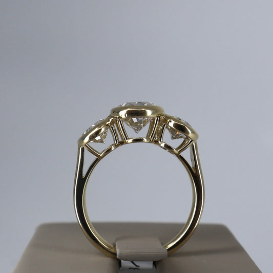 LAB GROWN 14KY 2.63 FVS1 OVAL CENTER DIAMOND  WITH 2.03CTW OVAL DIAMONDS ON EACH SIDE BEZEL SET RING LABDRCD837