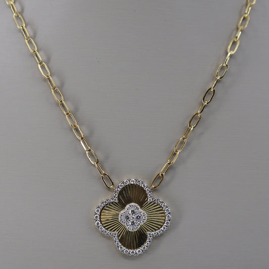 18KY .96CTW 61 ROUND DIAMOND ETCHED CLOVER PENDANT/ PAPERCLIP CHAIN DPCD10904