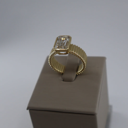 LAB GROWN 14KY EMERALD  CUT 3.02CT F/VS1 (IGI CERTIFIED) PLEATED BEZEL SET CIGAR BAND RING LABDRCD836